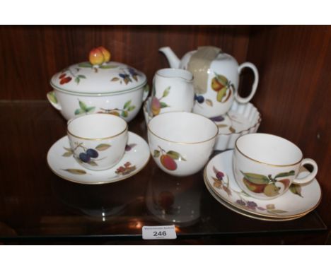 A SELECTION OF ROYAL WORCESTER EVESHAM TEA AND DINNERWARE 