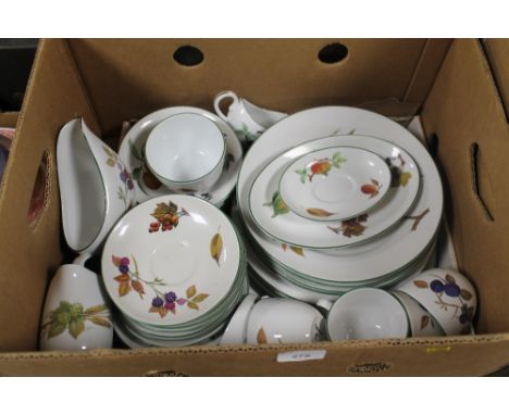 A TRAY OF ROYAL WORCESTER EVESHAM TEA AND DINNERWARE 