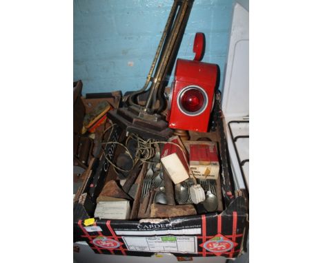 A TRAY OF ASSORTED ITEMS TO INCLUDE A VINTAGE COACH STYLE LAMP, ETC