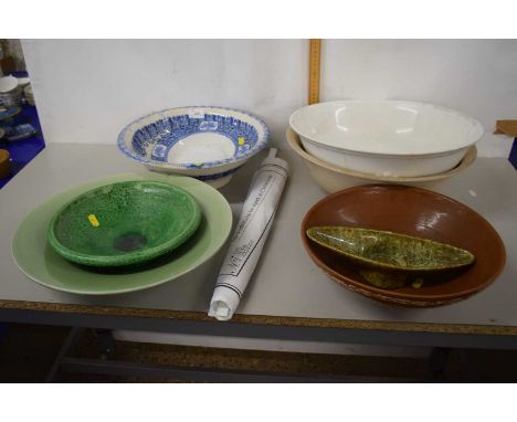 Mixed Lot: Various assorted ceramic bowls and other items