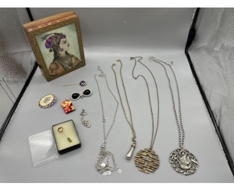 Quantity of dress jewellery to include Indian Enamelled Jewellery Box and Murano Glass Pendant