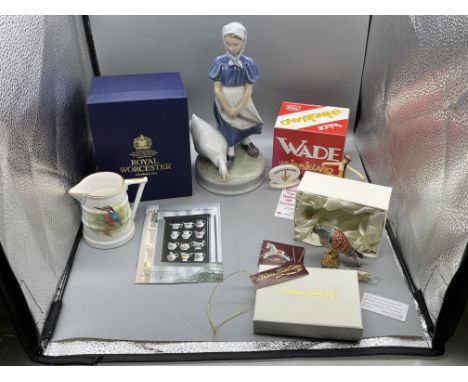 Quantity of Ceramic Porcelain Figures to include Royal Worcester Jug, Wade, Royal Copenhagen and Hidden Treasures.
All in gre