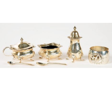 AN EDWARD VII SILVER NAPKIN RING, BIRMINGHAM 1905, AN ELIZABETH II SILVER PEPPERETTE, 8 CM H, BIRMINGHAM 1953 AND A TWO PIECE