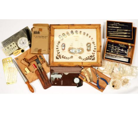 A QUANTITY OF JEWELLER'S EQUIPMENT, INCLUDING MINIATURE TOOLS, LOUPE, GAUGES, DRAWING INSTRUMENTS, PARTLY STRUNG CULTURED PEA