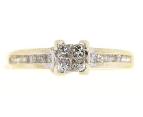 A DIAMOND RING, IN 9CT WHITE GOLD, 2.5G, SIZE O++LIGHT SCRATCHES AND WEAR CONSISTENT WITH AGE