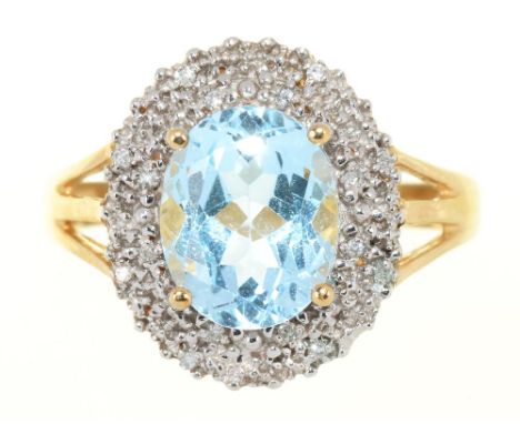 AN AQUAMARINE AND DIAMOND CLUSTER RING, THE AQUAMARINE APPROX 2 CARATS, IN 9CT GOLD, 3.5G, SIZE O++IN GOOD CONDITION, LIGHT W