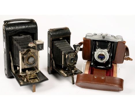 AN AGFA ISOLETTE II FOLDING CAMERA IN A LEATHER CASE AND TWO KODAK FOLDING CAMERAS, LEATHER CASES 