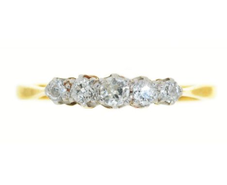 A VICTORIAN FIVE STONE OLD CUT DIAMOND RING, APPROX 0.5 CT, IN GOLD, MARKED 18CT, 2.5G, SIZE P++LIGHT WEAR CONSISTENT WITH AG