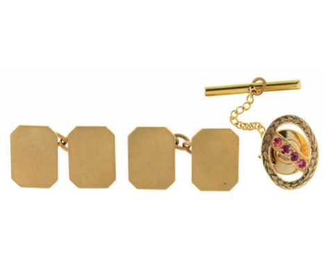 A PAIR OF GOLD CUFFLINKS, CHAIN BACK, STAMPED 9CT AND A RUBY AND GOLD TIE PIN BY PAYTON, PEPPER AND SONS LTD, 9.5G++CUFFLINKS