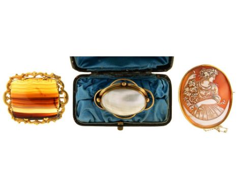 THREE LATE 19TH C GILT BROOCHES COMPRISING A SHELL CAMEO BROOCH OF A BACCHANTE, A BANDED AGATE BROOCH AND A MOTHER OF PEARL B