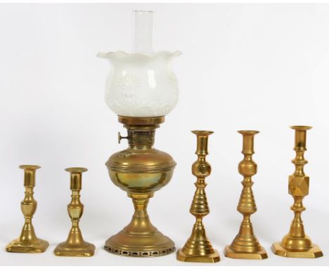 ONE AND TWO PAIRS OF VICTORIAN AND EARLY 20TH C BRASS CANDLESTICKS, 29CM H AND SMALLER  AND A BRASS OIL LAMP AND GLASS SHADE