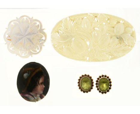A PAIR OF PERIDOT ROPE TWIST EARRINGS IN 9CT GOLD, A PORTRAIT MINIATURE BROOCH AND TWO OTHER BROOCHES++PERIDOT EARRINGS ARE I