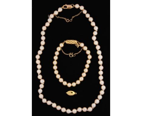 A CULTURED PEARL NECKLACE WITH 9CT GOLD CLASP, PEARLS APPROX 7MM DIAMETER, CASED AND AN IMITATION PEARL BRACELET++LIGHT WEAR 