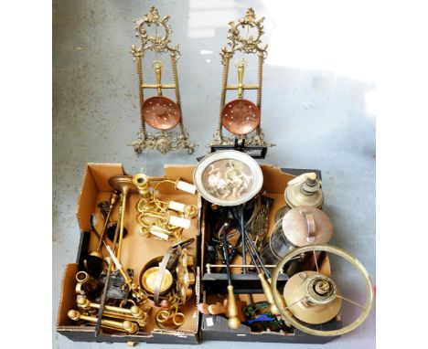 A QUANTITY OF BRASS AND METALWARE, INCLUDING A PAIR OF PORTRAIT EASELS, 54CM H, FIRE IRONS, OIL LAMPS, ETC