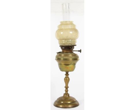 A BRASS OIL LAMP AND GLASS SHADE, 45 AND 52CM H EXCLUDING CHIMNEY, EARLY 20TH C