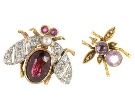 A GARNET, PEARL AND DIAMOND FLY BROOCH IN GOLD, APPROX 1.9 X 1.6 CM AND AN AMETHYST AND PEARL FLY BROOCH IN GOLD, APPROX 1.4 