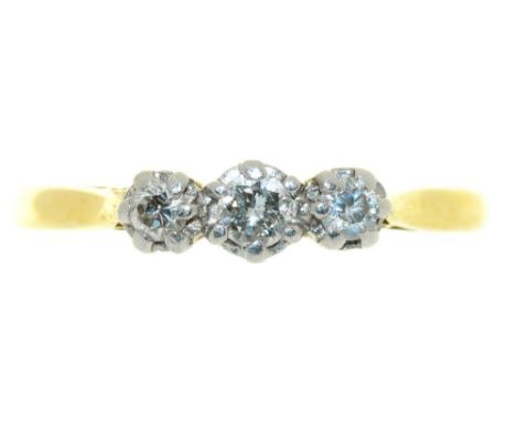 A DIAMOND THREE STONE RING, IN GOLD, MARKED 18CT AND PLAT, 2.5G, SIZE Q++LIGHT SCRATCHES AND WEAR CONSISTENT WITH AGE