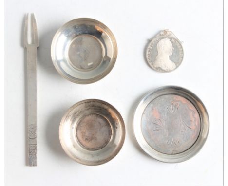 A lot to include a Russian silver engraved pin dish, a pair of white metal dishes, a hallmarked silver pickle fork and a moun