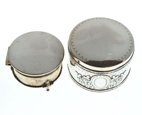 Victorian silver circular box with cover, Birmingham 1899, together with a George V silver circular trinket box with fitted i