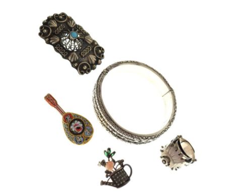 Assorted jewellery to include micro mosaic mandolin brooch, snap bangle, turquoise-set brooch, dress ring etc  