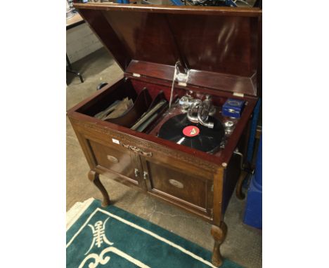 MAHOGANY CASED GRAMOPHONE WITH QUANTITY OF RECORDS BY GILBERT     