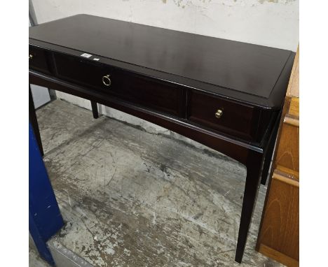 47" MAHOGANY MINSTREL 3 DRAWER CONSOLE/DRESSING TABLE