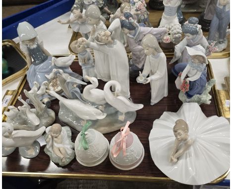 TRAY CONTAINING 15 VARIOUS LLADRO &amp; NAO FIGURE ORNAMENTS     