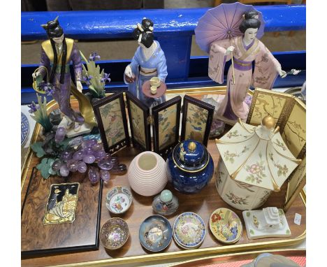 TRAY CONTAINING ORIENTAL COLLECTION COMPRISING 3 FRANKLIN MINT GEISHA GIRL FIGURES, CHOKIN STYLE GOLD PLATE PLAQUE, SMALL ORI