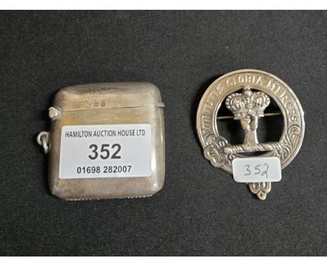 BIRMINGHAM SILVER VESTA CASE, EDINBURGH SILVER BROOCH, WEIGHT APPROX 61 GRAMS