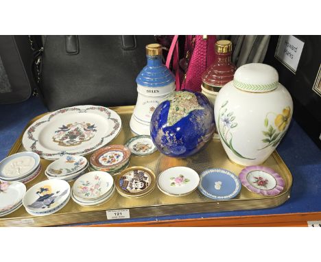 TRAY CONTAINING SPODE LIDDED GINGER JAR, 2 BELLS WHISKY DECANTERS, VARIOUS COLLECTION OF MINIATURE PLATES WEDGEWOOD, LLADRO E