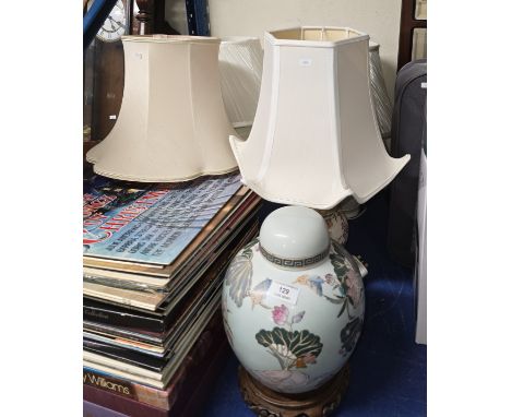 4 VARIOUS TABLE LAMPS &amp; SHADES, LIDDED ORIENTAL GINGER JAR ON STAND