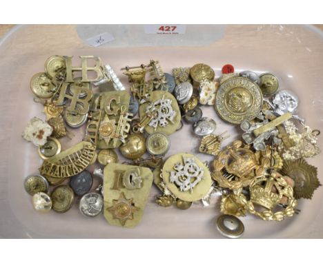 British Military mixed miscellaneous buttons, shoulder titles, cap and/or collar badges comprising samples to 10th Royal Huss