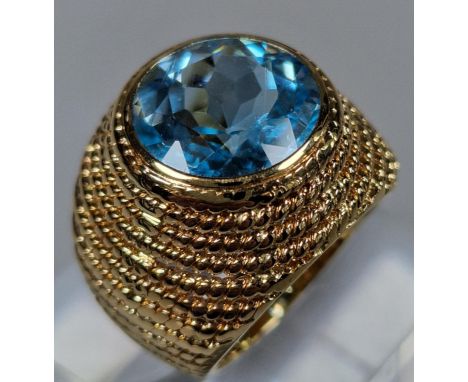 18ct gold, blue topaz ring. 14.7g approx. Size H. (B.P. 21% + VAT)