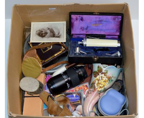 BOX CONTAINING VARIOUS COLLECTABLES & OTHER ITEMS INCLUDING A CASED MEDICAL INSTRUMENT SET, SMOKERS PIPES, CAMERA LENS, AN OL