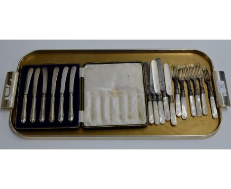 A CASED SET OF 6 ART NOUVEAU STYLE EPNS TEA KNIVES, TOGETHER WITH A PART SET OF 11 MOTHER OF PEARL HANDLES KNIVES & FORKS    