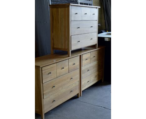 SET OF 3 MODERN LIGHT OAK CHESTS OF DRAWERS     
