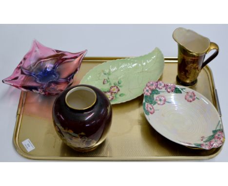 TRAY CONTAINING RETRO HEAVY COLOURED GLASS DISH & GENERAL CERAMICS INCLUDING A CARLTON WARE VASE, CROWN DEVON JUG, CARLTON LE