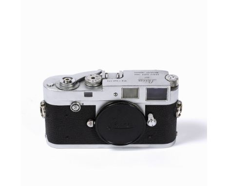Leica (Germany) M2 rangefinder camera body, c1960 with original retail box and body cap   Chrome, serial No 946279
