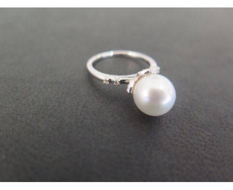 A white 9 ct gold South Sea Pearl ring with diamonds - Ring size O