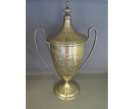 A large twin handled lidded silver trophy cup - Histon and District Homing Club - Height 48 cm - Weight approx. 57 troy oz
Co