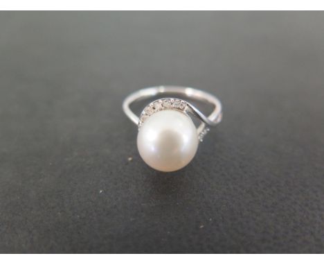 A 9 ct white gold ring South Sea Pearl with a circle of diamonds - Ring size O