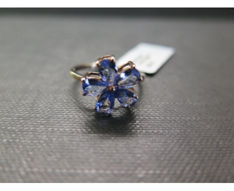 A 9ct gold tanzanite floral cluster ring - Hallmarked Birmingham - Ring size O - Weight approx 2.3gms
Condition Report: Good