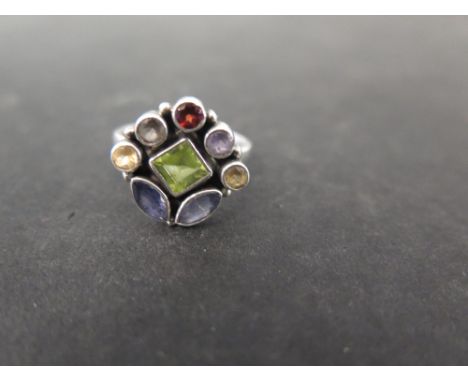 A multi-gem dress ring - Set with garnet, peridot, quartz together with other gemstones - Stamped 925 - Ring size K 1/2 - Wei