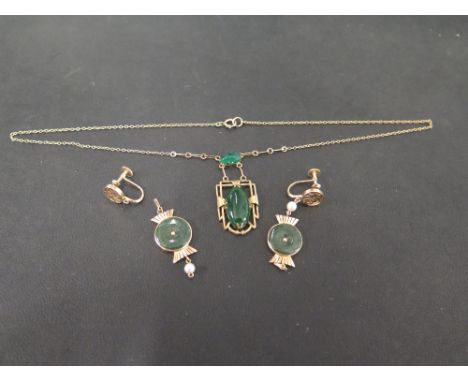 A green-gem pendant necklace - Possibly jade - Tests as higher carat gold -Length of pendant 4cms - Length of chain 41cms - W