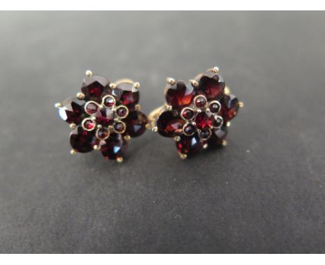 A pair of Bohemian garnet cluster ear clips - Length 1.5cms
Condition Report: Good to fair - With some light surface scratche