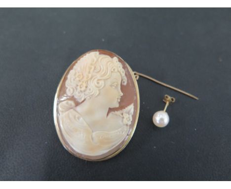 A 9ct gold shell cameo pendant/brooch - Hallmarked Sheffield - Length 5.5cms - Together with a single cultured pearl ear stud