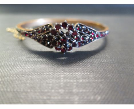 A Bohemian garnet hinged bangle - Inner diameter 6cms
Condition Report: Good to fair - With light surface scratches in keepin