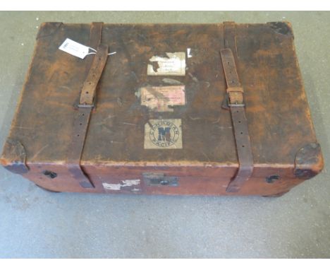 A quality vintage leather travel trunk with labels - maker Bennet,  Huddersfield - Height 30 cm x 84 cm x 52 cm 
Condition re