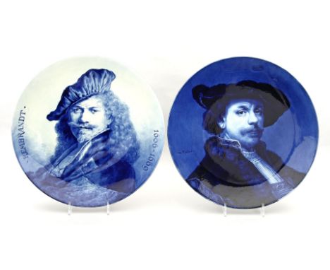 Zwei Wandteller, Delft. Fayence. Je mit vollflächiger Bemalung in Unterglasurblau. Einmal Portrait Rembrandts mit Lebensdaten