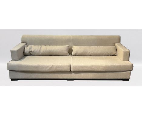 Sofa (Viersitzer), Modenature. Rechteckform mit losen Kissen. Schwarz lackierte Holzfüße. Beige Stoffpolsterung. Gebrauchsspu